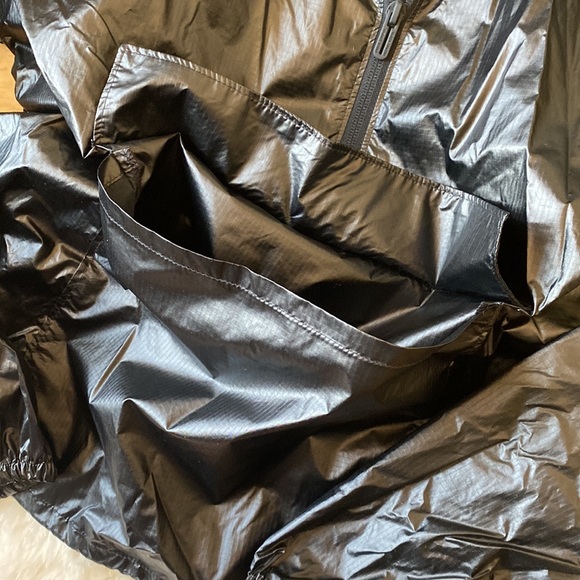 Under Armour Crop Windbreaker - Picture 2 of 7